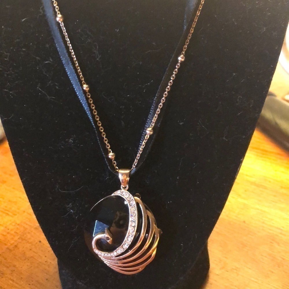Peacock pendant, onyx wrapped in goldmetal finish